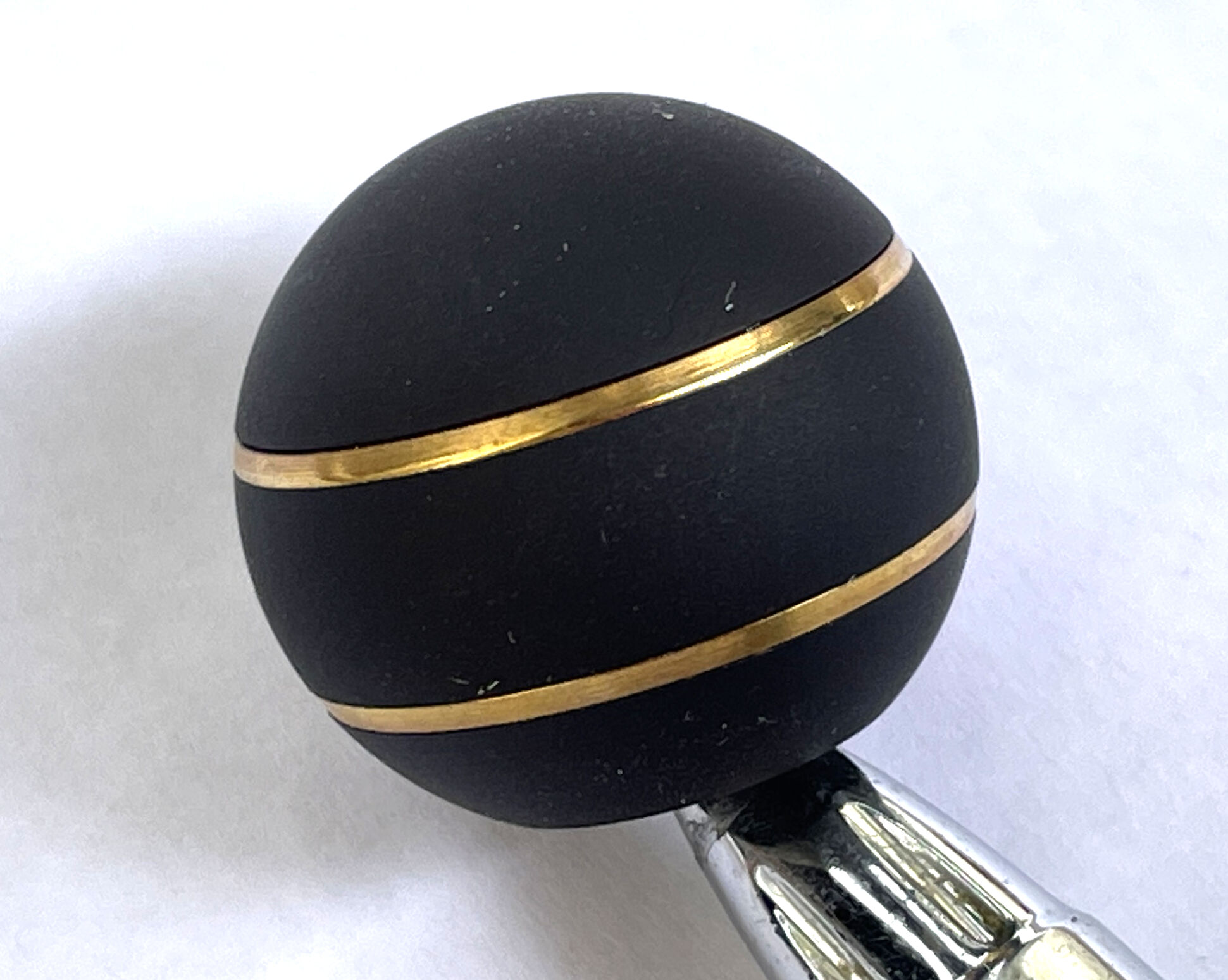 Jakele Kammergriffkugel Aluminium, schwarz, harteloxiert, mit 2-goldfarbenen Fäden