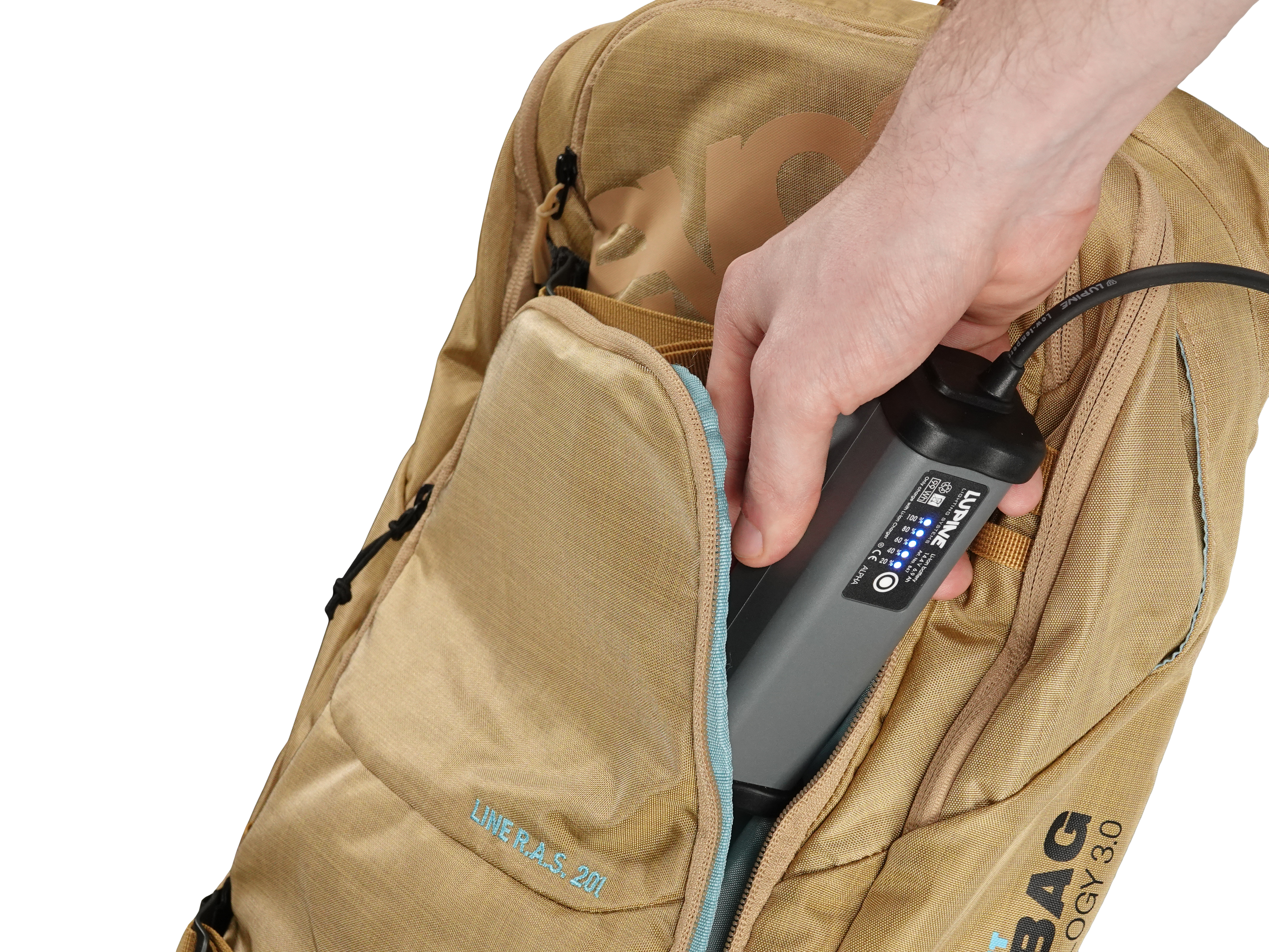 Lupine-Alpha-Helmlampe-im-Rucksack Lupine Alpha Helmlampe